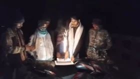 মোটরসাইকেলের ওপর কেক কেটে নিষিদ্ধঘোষিত ছাত্রলীগের প্রতিষ্ঠাবার্ষিকী পালন