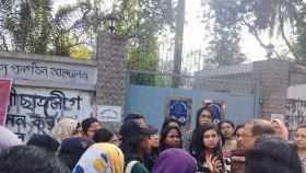 ঢাবি উপাচার্যের বাসভবনের সামনে ছাত্রীদের অবস্থান