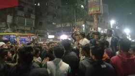 জবি প্রক্টরের ওপর হামলা, তাঁতীবাজার মোড় অবরোধ