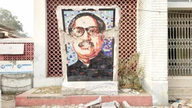 এক্সকেভেটর দি&zwnj;য়ে ভে&zwnj;ঙে দেয়া হলো শেখ মু&zwnj;জিবুর রহমা&zwnj;নের ম্যুরাল