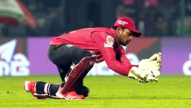 একাদশে ফিরতে গ্লাভস পরলেন শান্ত