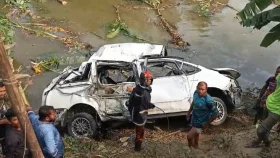 ফরিদপুরে ট্রেনের ধাক্কায় মাইক্রোবাস খাদে, প্রাণ গেল ৫ যাত্রীর