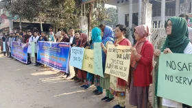 চিকিৎসকের ওপর হামলার প্রতিবাদে দিনাজপুরে মানববন্ধন