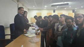 পলেস্তারা খসে মাথা ফাটল ঢাবির ঘুমন্ত ছাত্রের, শিক্ষার্থীদের আল্টিমেটাম