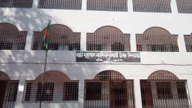 স্কুল ড্রেস না পরায় ব্যাডমিন্টন র&zwnj;্যাকেট দিয়ে ছাত্রকে মারলেন শিক্ষক