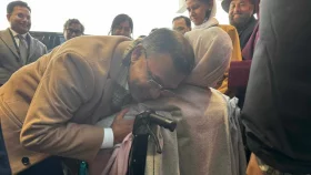 মাকে পেয়ে জড়িয়ে ধরলেন তারেক রহমান