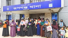গাজী টায়ারস কারখানায় আগুনে নিখোঁজ স্বজনদের থানায় অবস্থান&nbsp;