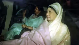 লন্ডন পৌঁছেছেন খালেদা জিয়া