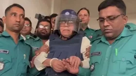 লিফটের পরিবর্তে সিঁড়ি দিয়ে হাঁটিয়ে নেওয়ায় কামরুলের ক্ষোভ