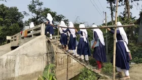 ব্রিজে উঠতে লাগে বাঁশের মই