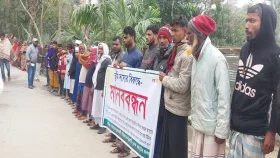 প্রবেশ পথে ঘর নির্মাণ, জিম্মি ৩০ পরিবার-এক মাদরাসা