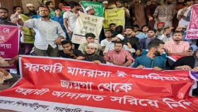 আলিয়া মাদরাসার মাঠে আদালত, প্রতিবাদে&nbsp;বকশীবাজারে শিক্ষার্থীদের সড়ক অবরোধ