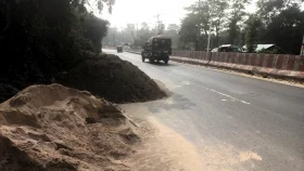 চট্টগ্রাম-রাঙামাটি মহাসড়কে ইট-বালির স্তূপ, চুপচাপ হাইওয়ে পুলিশ