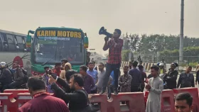 ঢাকা-মাওয়া এক্সপ্রেসওয়েতে বৈষম্যবিরোধী শিক্ষার্থীদের সড়ক অবরোধ