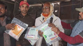 সরকারি সার-বীজ বিক্রির সময় কৃষি কর্মকর্তাকে ধরলেন জনতা