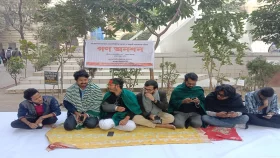 আমরণ অনশনে বসেছে জবির ১১ শিক্ষার্থী