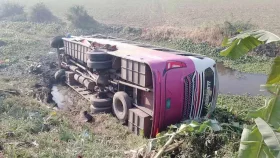 ফরিদপুরে ট্রাকের ধাক্কায় বাস খাদে, নিহত ২