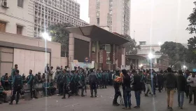 দাবি আদায়ে অনড় জবি শিক্ষার্থীরা, সতর্ক পুলিশ