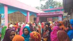 বিএনপির লাগানো তালা ভাঙলেন নারীরা, ইউপিতে প্রবেশ চেয়ারম্যানের