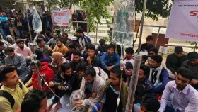 এক ঘণ্টার মধ্যে ঘোষণা না এলে সচিবালয়ে পদযাত্রা করবেন জবি শিক্ষার্থীরা