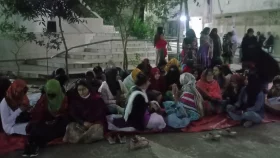 সংকট বাড়ছে জবিতে, গভীর রাতে অনশনে অর্ধশতাধিক ছাত্রী