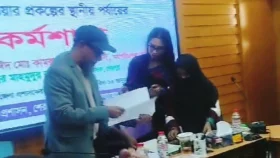 বেকার নারীর ল্যাপটপ পেলেন সরকারি কর্মচারী