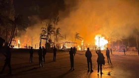 দেখুন সেন্টমার্টিনে আগুনের ভয়াবহ দৃশ্য