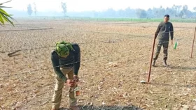দহগ্রাম সীমান্তে কাঁটাতারে মদের বোতল ঝুলিয়েছে বিএফএস