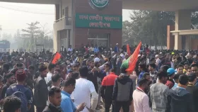 বাবরের অপেক্ষায় ঢাকা কেন্দ্রীয় কারাগারের সামনে নেতাকর্মীদের ভিড়