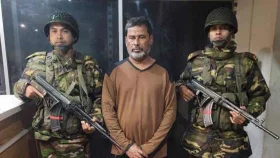 সেনা সদস্যের হাতে আওয়ামী লীগ নেতা আটক