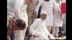 ১৭ বছর পর সবার সঙ্গে জুমার নামাজ পড়লেন বাবর