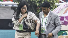 রাতের আঁধারে ক্রিকেটারদের টাকা দিল দুর্বার রাজশাহী