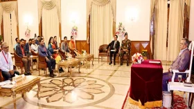 সরকারের গঠনমূলক সমালোচনা করে ভুল-ত্রুটি ধরিয়ে দিন