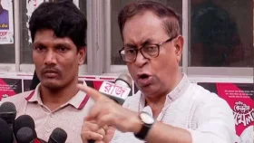 সরকার আমলাদের খপ্পরে পড়েছে: সাইফুল হক