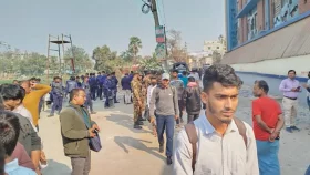শ্রমিককে মারধরের অভিযোগে দুই গার্মেন্টসে উত্তেজনা, কারখানা বন্ধ ঘোষণা