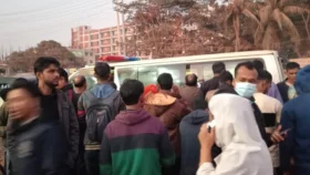 আশুলিয়ায় বেপরোয়া বাসচাপায় প্রাণ গেলে পোশাক শ্রমিকের
