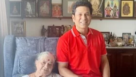 যে দিনে প্রথমবার ছেলের খেলা দেখতে মাঠে এসেছিলেন শচীনের মা