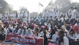 কোটা বাতিলের দাবিতে শহীদ মিনারে শিক্ষার্থীদের অবস্থান
