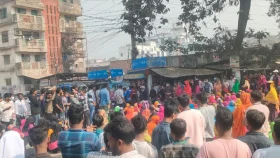 ১২ দফা দাবিতে শ্রমিকদের সড়ক অবরোধ, কারখানা বন্ধের ঘোষণা