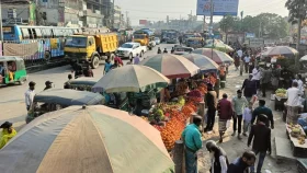 অবৈধ থ্রি-হুইলার-কাঁচাবাজারের দখলে মহাসড়ক