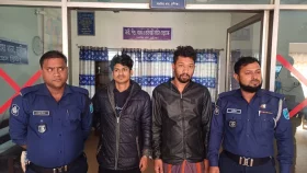 খালে ঝাঁপ দিয়ে আসামি ধরলেন পুলিশ