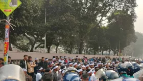 কারওয়ান বাজারে সড়ক অবরোধ করলেন মালয়েশিয়া যেতে না পারা কর্মীরা&nbsp;