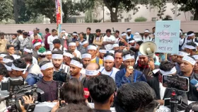 &lsquo;আমরা গরিব মানুষ, ঋণ করে টাকা দিয়ে দ্বারে দ্বারে ঘুরতেছি&rsquo;