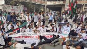 ৪ দাবিতে শাহবাগে ম্যাটস শিক্ষার্থীদের অবস্থান, যান চলাচল বন্ধ