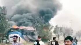 বেক্সিমকোর বন্ধ ১৬ কারখানা খুলে দেয়ার দাবিতে সড়ক অবরোধ, চার গাড়িতে আগুন