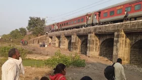 ট্রেনে আগুনের গুজব, লাফিয়ে পড়ে নিহত ১১
