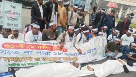 মালয়েশিয়া যেতে না পেরে প্রবাসী কল্যাণ মন্ত্রণালয়ের সামনে অবস্থান