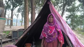 স্বামীর চিকিৎসায় সব বিক্রি, দুই মেয়েকে নিয়ে গোমতীর চরে মা