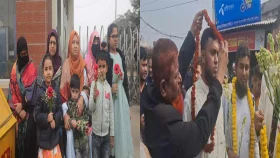 কারামুক্ত বিডিআর সদস্যদের ফুল দিয়ে বরণ করছেন স্বজনরা