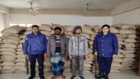 সরকারের খোলা বাজারে বিক্রির চাল মিলল ব্যবসায়ীর গুদামে